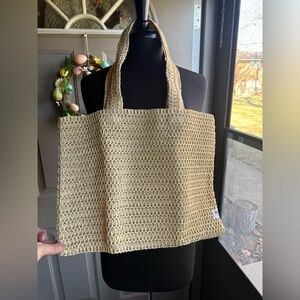 NWOT Burberry Goddess straw beach tote logo bag